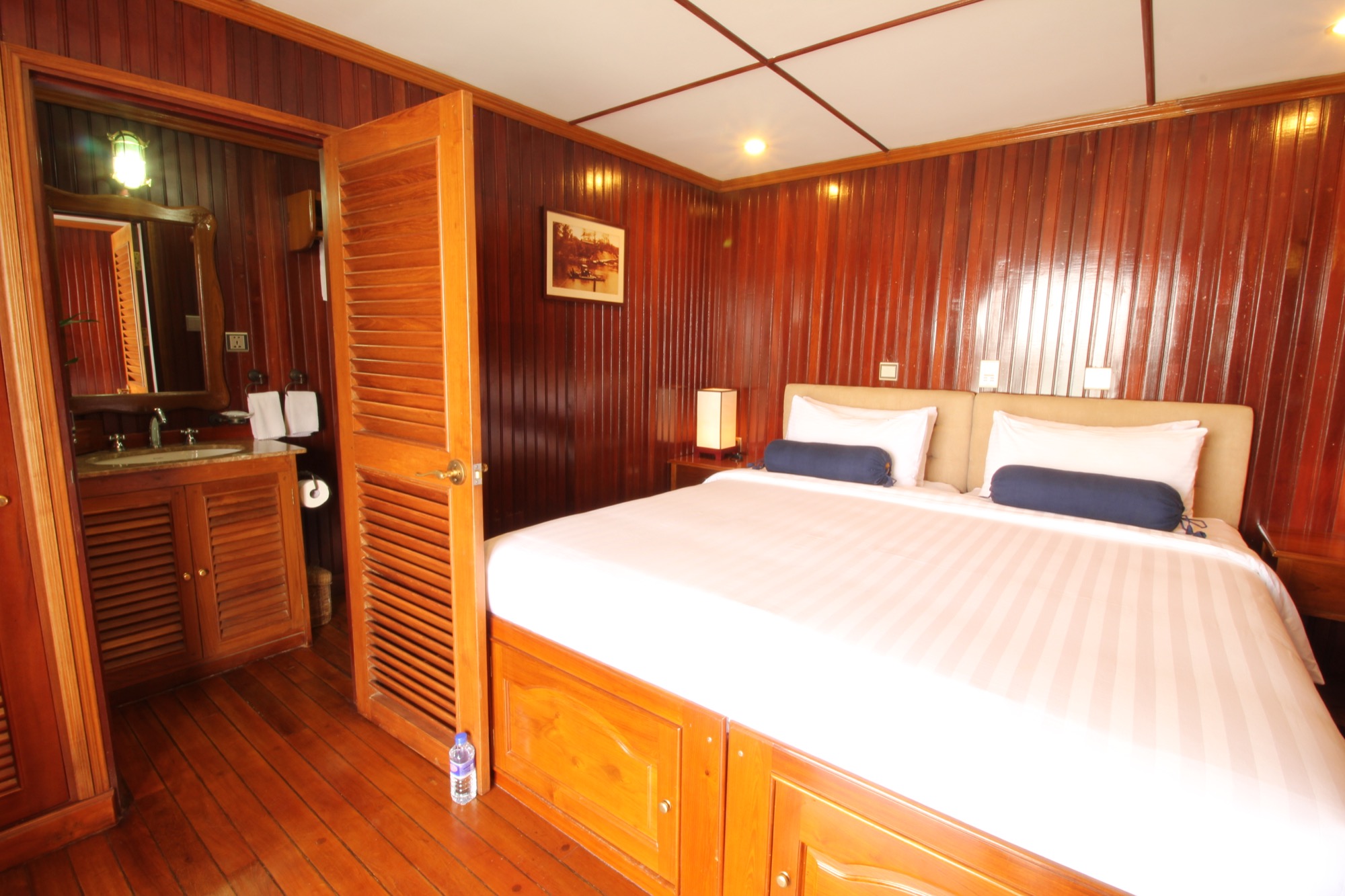 Pandaw RV Mekong Pandaw Cabin 10.jpg